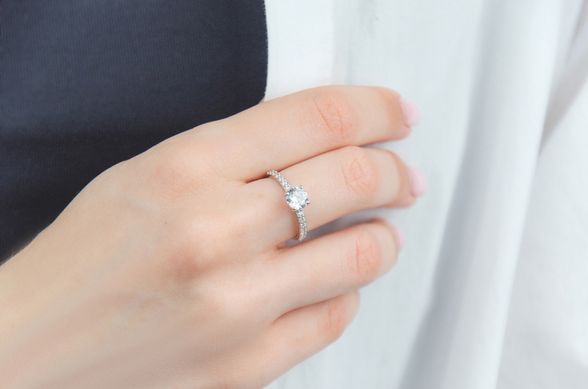 Srebrny pierścionek zaręczynowy damski